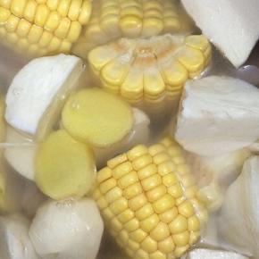 加入没过食材的开水，盖上盖子，煲四十五分钟