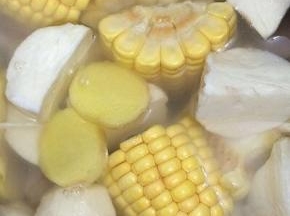 加入没过食材的开水，盖上盖子，煲四十五分钟