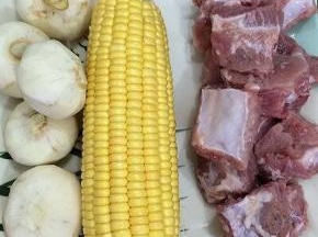 准备食材茨菇、玉米和排
