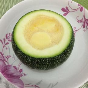 然后将剩下的豆腐，放在鸡蛋液上面