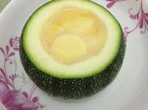然后将剩下的豆腐，放在鸡蛋液上面