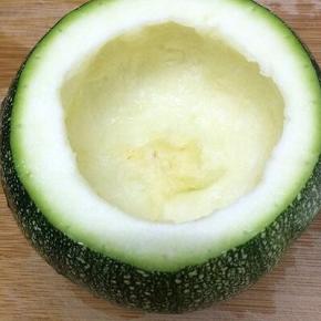 用小勺将里面的粒挖出