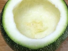 用小勺将里面的粒挖出