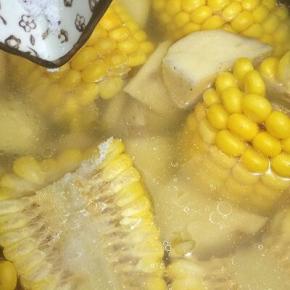 等到自动排完气，打开盖子，将盐加入搅拌均匀即可