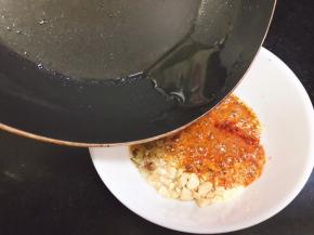 油加热到冒烟
静待一分钟泼入碗中