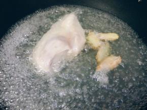 鸡胸肉加葱姜 盐鸡精 料酒煮熟
