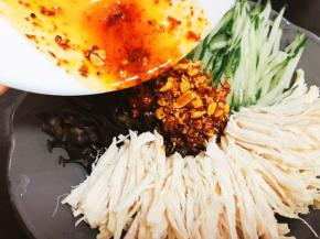 鸡胸凉后撕成丝 浇入辣椒油
