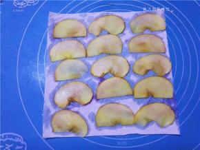 将苹果片放到厨房纸中吸干水分；