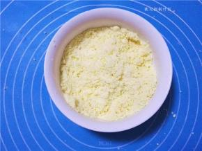 鸡蛋、面粉、黄油和糖粉混合在一起；