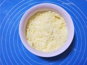 鸡蛋、面粉、黄油和糖粉混合在一起；