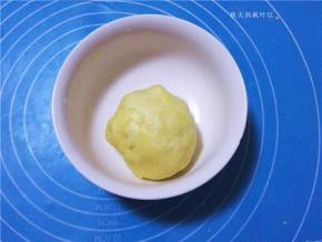 用手揉成面团。