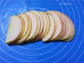 苹果洗净去核切成薄片；