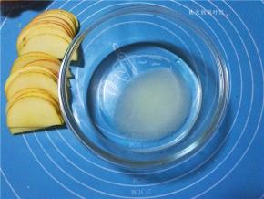 取一可微波的容器，将清水放入，加入糖，挤几滴柠檬汁；