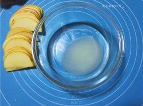 取一可微波的容器，将清水放入，加入糖，挤几滴柠檬汁；