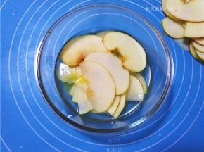 将苹果片放入容器里；