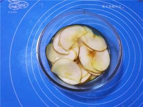 取出变软的苹果片；