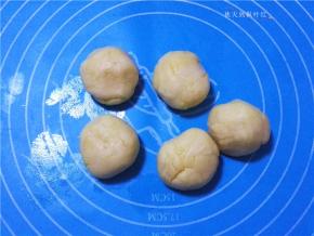 将面团分成5等分；