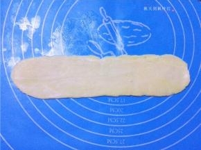 取一面团擀成长条；