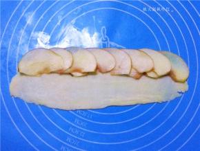 摆上7~8片苹果片（尽量摆在面皮中间，苹果片要层层叠叠）；