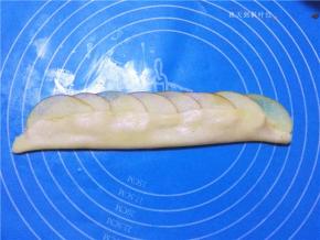 边往上折，包住苹果片；