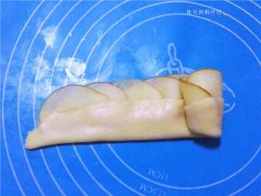 将面团从一头向另一头卷起来；