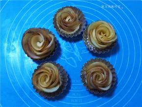 将面团卷成玫瑰花，全部做好，放入模具里。