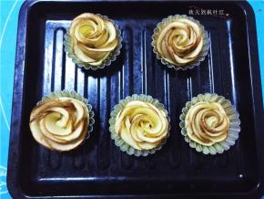 放进提前预热好的烤箱，下下火190度，中层烤25分钟左右至花瓣稍微变干即可。