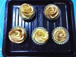 放进提前预热好的烤箱，下下火190度，中层烤25分钟左右至花瓣稍微变干即可。
