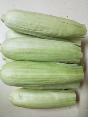 玉米去掉多余的皮和须，剪去两头，洗干净