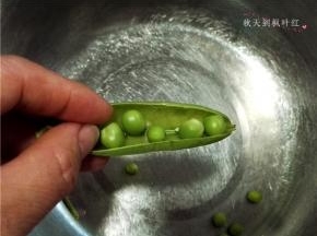 将新鲜的豌豆荚剥开，取出里面的青豌豆；