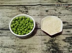 将豌豆和香米准备好；