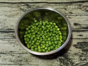 豌豆清洗干净；