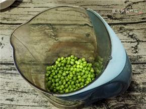 倒入豆浆机中；