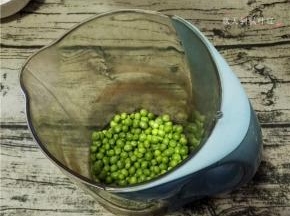 倒入豆浆机中；