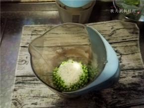 将香米也淘洗后放入豆浆机中；