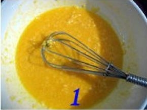 蛋黄+蜂蜜+酒酿用打蛋器搅拌均匀；