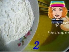 过筛两遍的低粉加入到酒酿蛋糊液中；