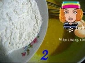 过筛两遍的低粉加入到酒酿蛋糊液中；