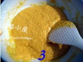 将低粉与酒酿蛋糊液翻拌均匀（混合好的酒酿面糊会稍微干些，这没关系，等下加入打发的蛋白后就会好的。）；