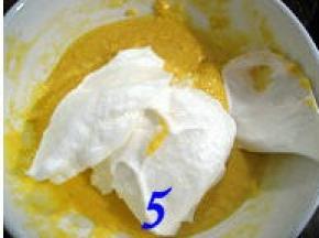 取1/3打发的蛋白到酒酿面糊中，翻拌均匀；然后再取1/3蛋白到酒酿面糊中，翻拌均匀；