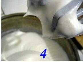 蛋清加少许盐，用打蛋器把蛋清打至干性发泡；