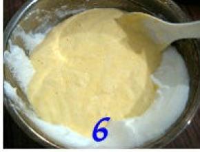 把拌匀的酒酿蛋糕糊倒入剩余的蛋白容器中，翻拌均匀；