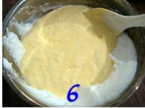 把拌匀的酒酿蛋糕糊倒入剩余的蛋白容器中，翻拌均匀；