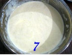 拿起酒酿蛋糕糊的容器，在桌上轻磕几下，震出其中的气泡；烤箱预热150度；