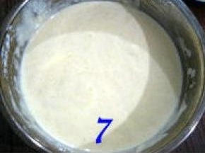 拿起酒酿蛋糕糊的容器，在桌上轻磕几下，震出其中的气泡；烤箱预热150度；