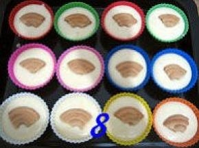 把翻拌好的蛋糕糊倒入硅胶模中，然后依个人口味在表面撒上喜欢的干果、果干之类的食物，我在蛋糕糊表面放了曲奇饼干。当然也可以什么都不放；

将烤盘放进烤箱中层，150度烤30分钟，转160度烤20分钟，再转170度烤10分钟。