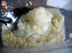 方子中的酒酿是米多水少的，如下图这样就行。这自家做的酒酿呀就是实在！