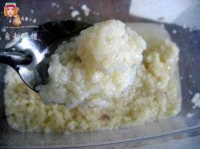 方子中的酒酿是米多水少的，如下图这样就行。这自家做的酒酿呀就是实在！