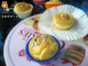 这个撒了葵花子的蛋糕，就是由于着急，用170度烤了30分钟，结果表面就裂开啦。