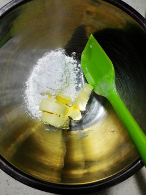 黄油软化后，加入糖粉，搅拌均匀
